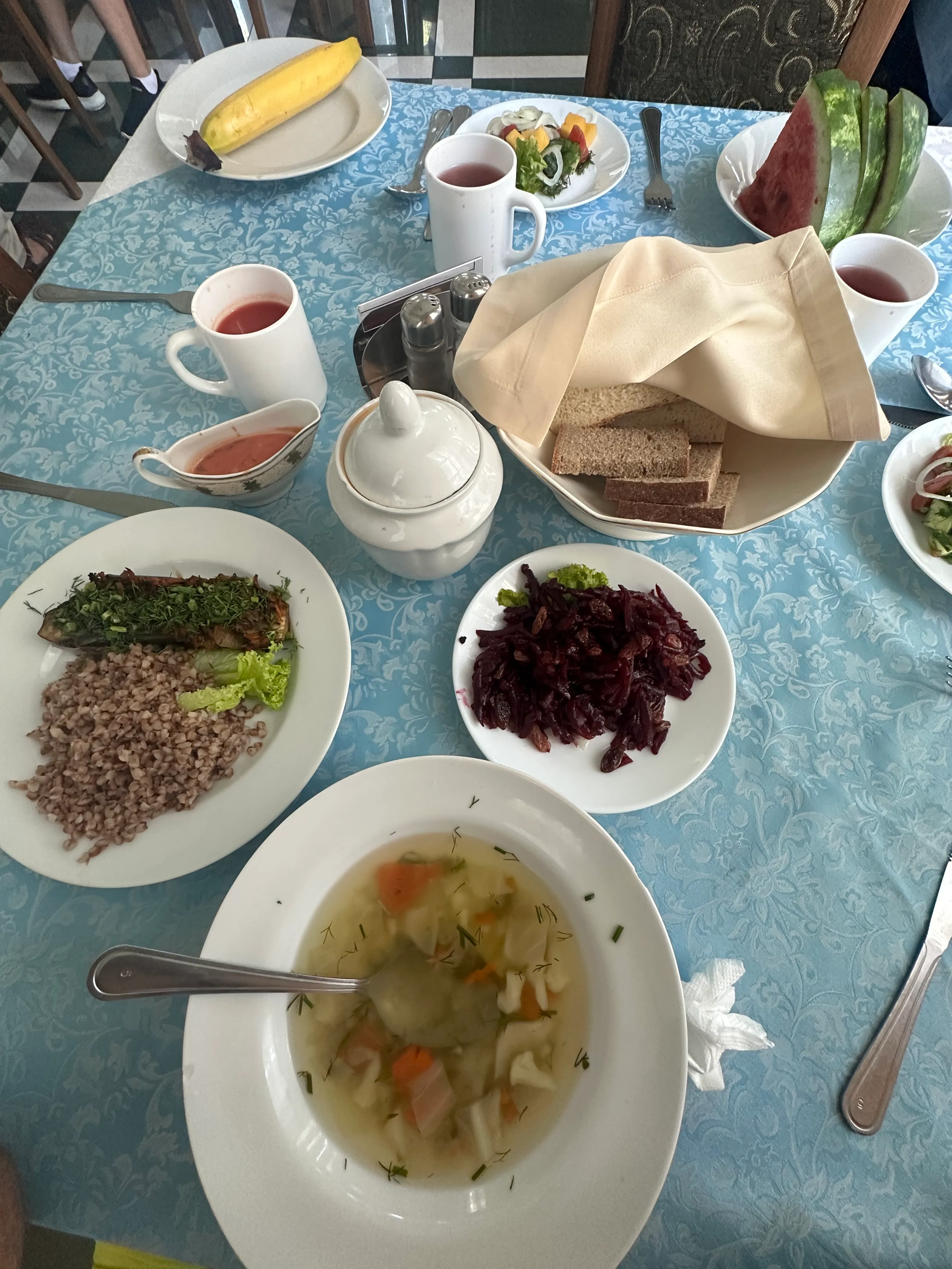 Накрытый стол: суп, каша, салат и травяной чай